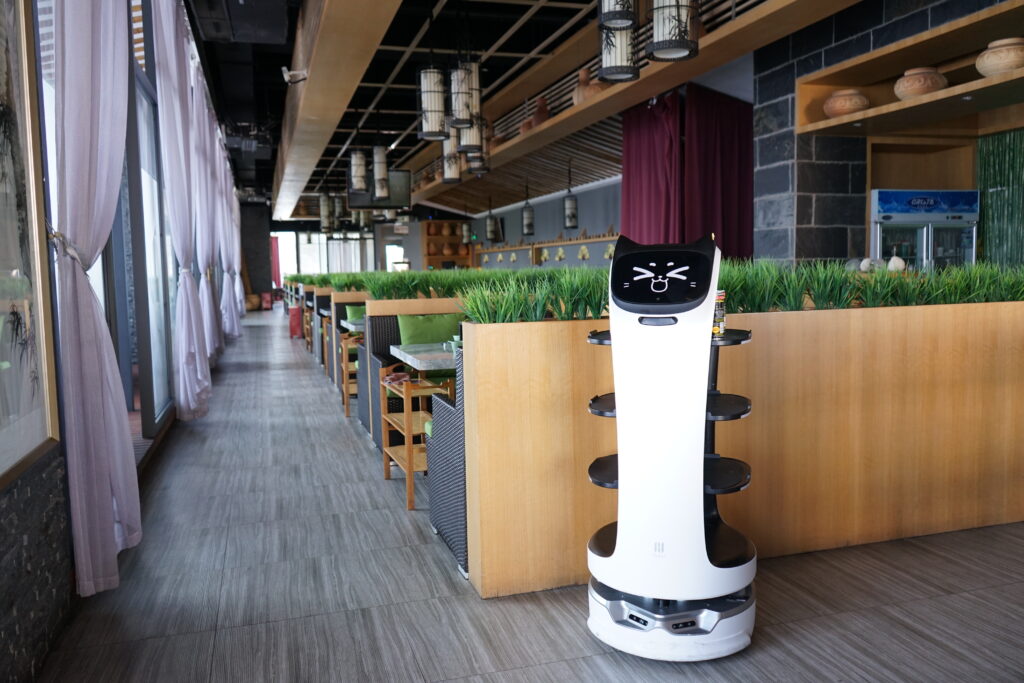 BellaBot Servierroboter im modernen Restaurant
